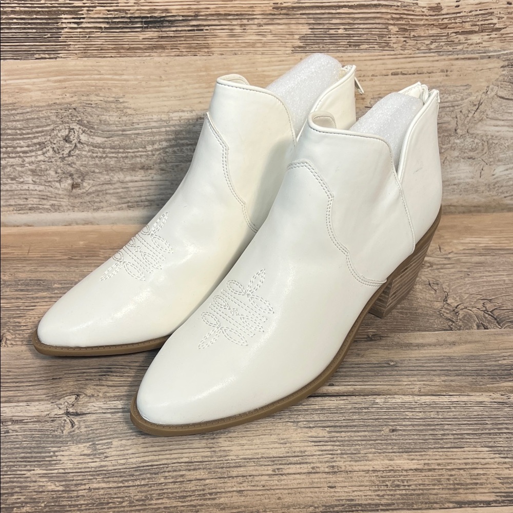Cushionaire Rodeo Western Stacked Heel Bootie in Ivory Size 11 Wide C8